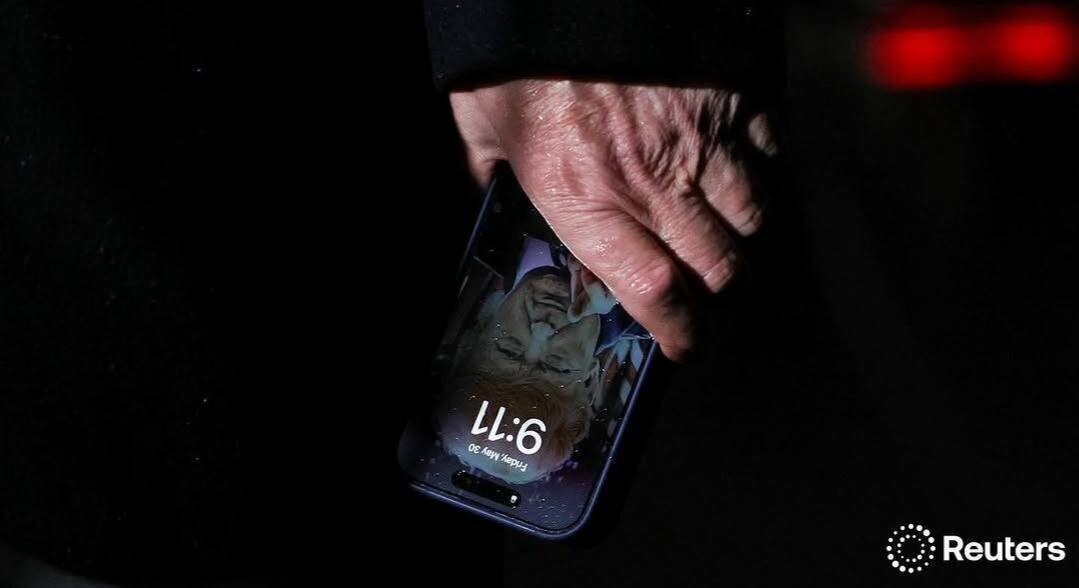 لو رفتن تصویر پسزمینه تلفن همراه دونالد ترامپ! | عکس