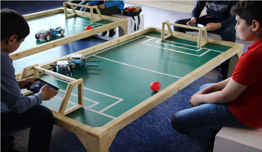 گشت وگذار نوجوانانه زیر سایه کتاب