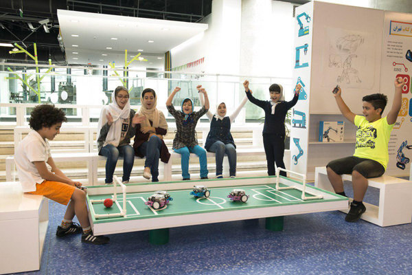 گشت وگذار نوجوانانه زیر سایه کتاب