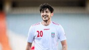 تصویری از سردار آزمون با دو عصا زیر بغل