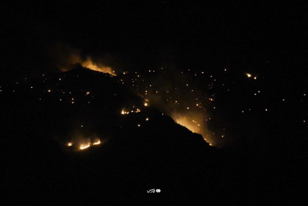 تصاویری از پرواز هواپیمای آبپاش بر فراز پارک ملی گلستان | ۹۰ هکتار طعمه آتش شد