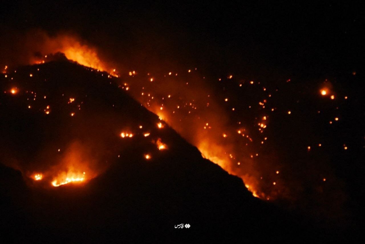 تصاویری از پرواز هواپیمای آبپاش بر فراز پارک ملی گلستان | ۹۰ هکتار طعمه آتش شد
