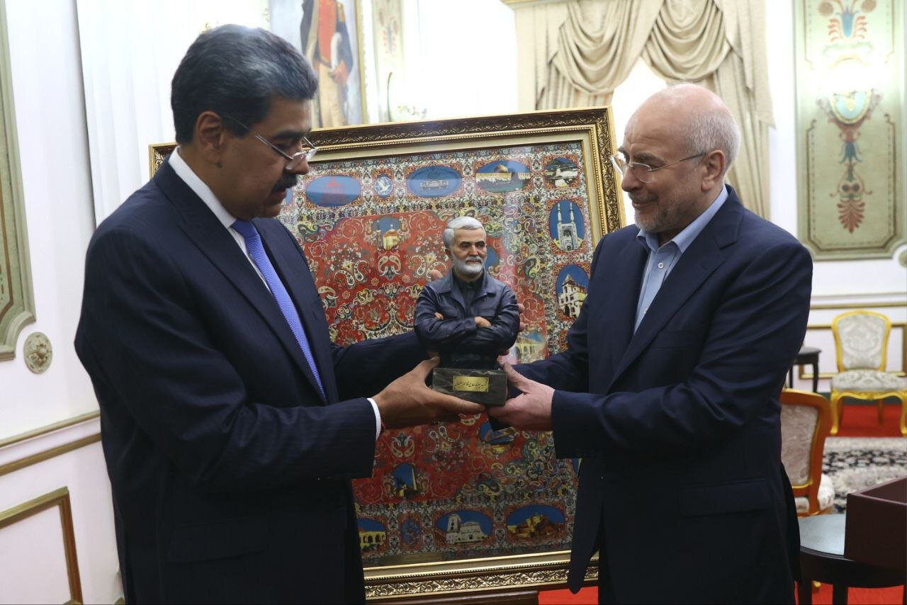 قالیباف حامل هدیهای خاص از طرف خانوده شهید سلیمانی به رئیسجمهور ونزوئلا + عکس