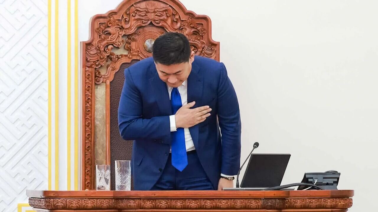 ژست متفاوت نخست وزیر مغولستان هنگام استعفا+ عکس | دلیل استعفا چه بود؟