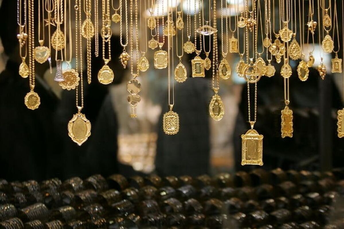 محاسبه قیمت واقعی طلا به زبان ساده؛ طلای ۲۴، ۲۱ و ۱۴ عیار چقدر میارزد؟ | این موارد باعث ایجاد حباب می شود طلافروشی - فروش طلا - قیمت طلا