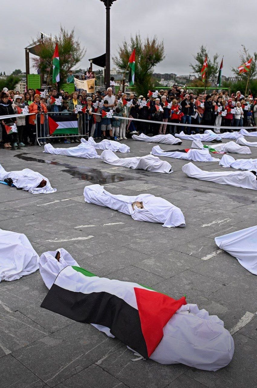 اسپانیایی ها کفن پوش شدند | تصاویر