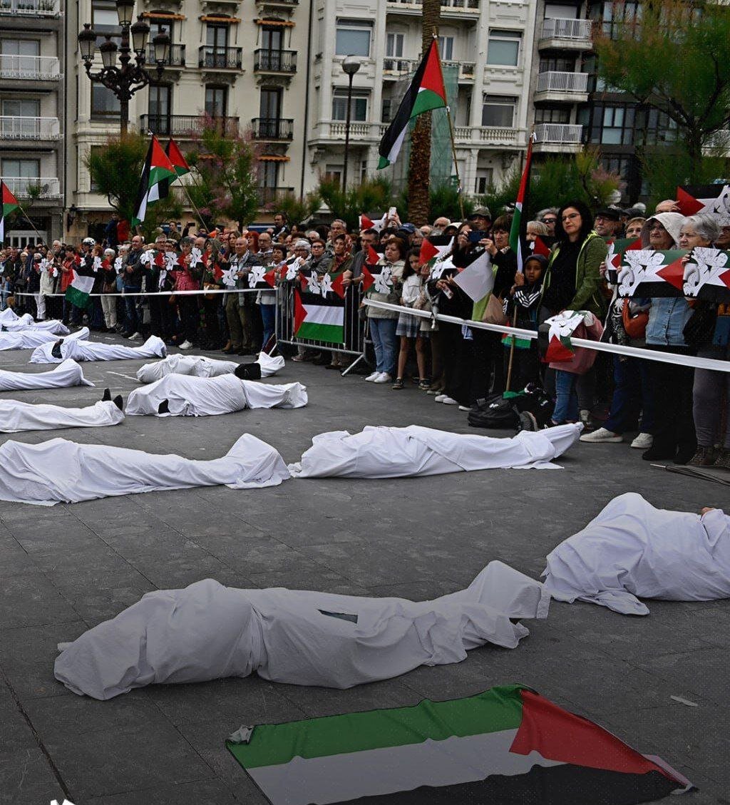 اسپانیایی ها کفن پوش شدند | تصاویر