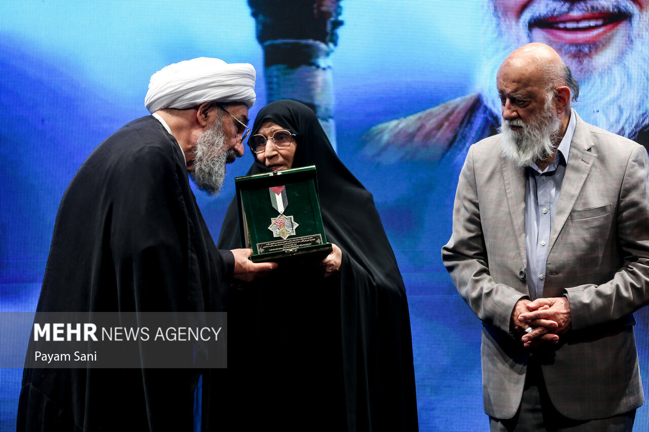 زهرا مصطفوی دختر امام خمینی(ره) در یک مراسم رسمی | تصاویر