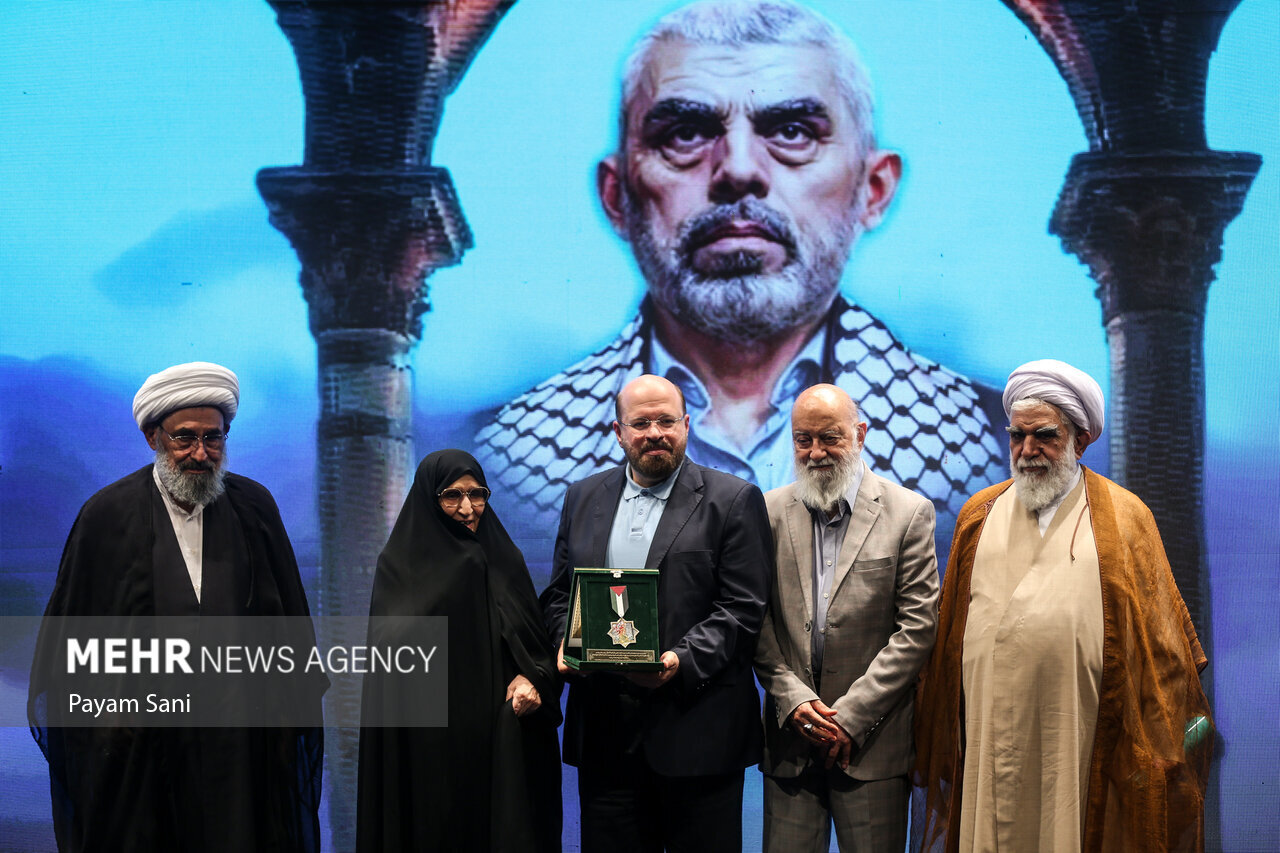 زهرا مصطفوی دختر امام خمینی(ره) در یک مراسم رسمی | تصاویر