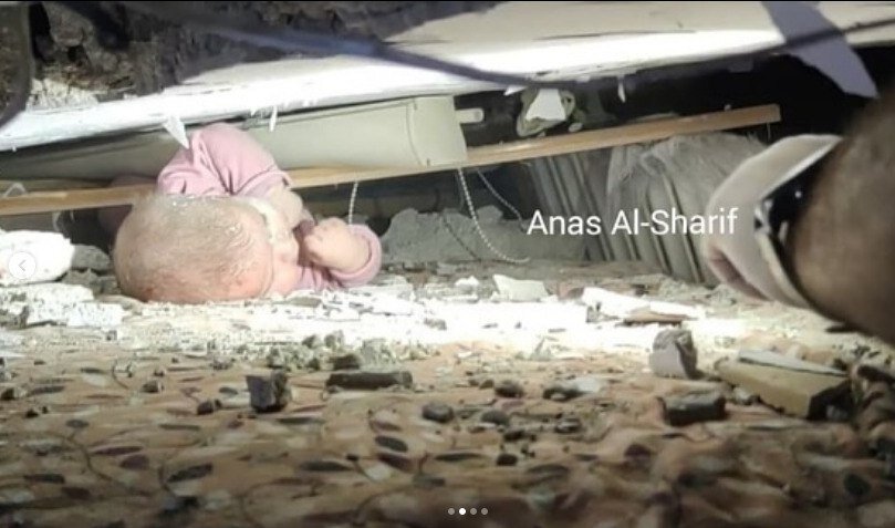 لحظه نجات جان یک نوزاد از زیر آوار | تصاویر