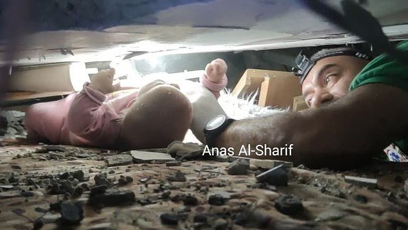 لحظه نجات جان یک نوزاد از زیر آوار | تصاویر