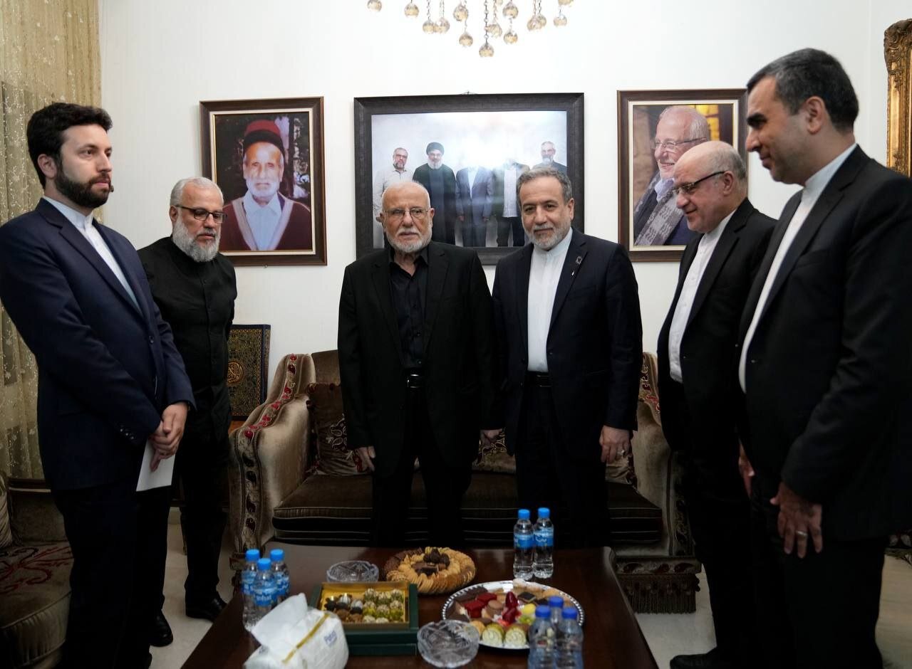 عراقچی در کنار خانواده شهید سید حسن نصرالله | تصاویر