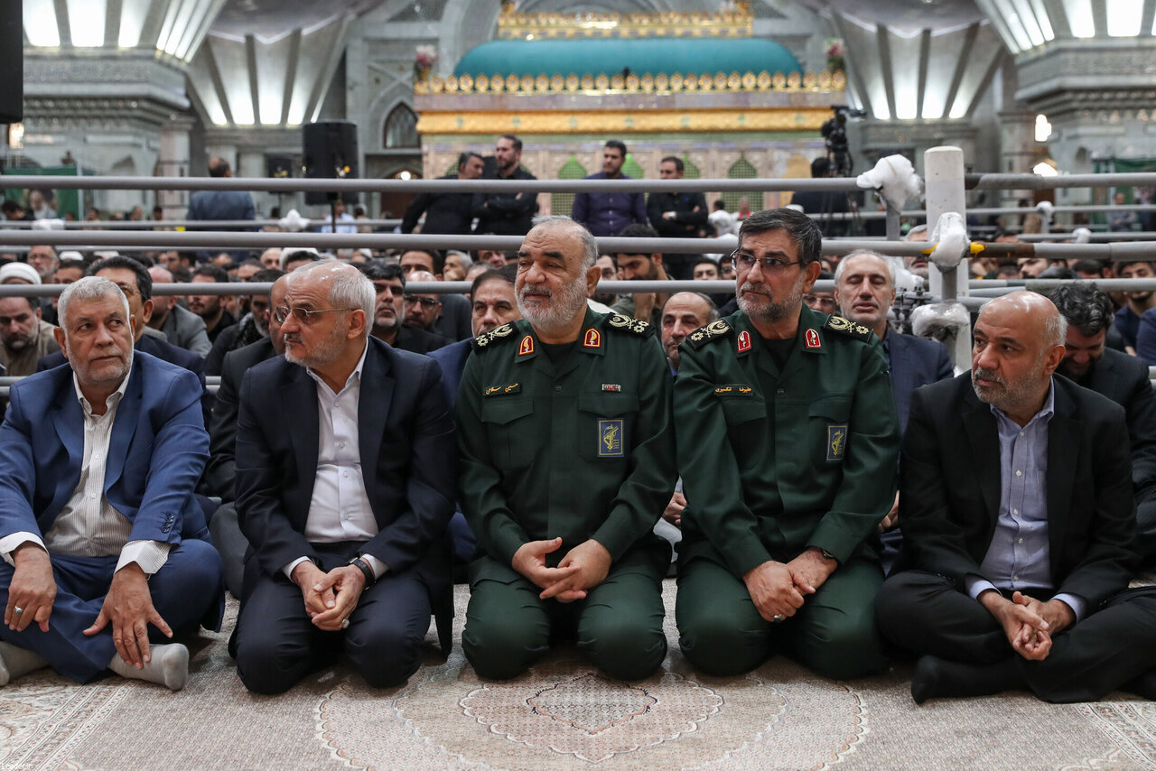 تصاویری از همنشینی فرماندهان بلندپایه سپاه و دولتمردان پزشکیان | سردار قاآنی هم به حرم امام رفته بود | تصاویر