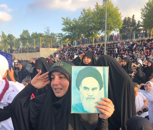 دختری که با یک جمله امام مقابل تانک اسرائیلی ایستاد + تصاویر