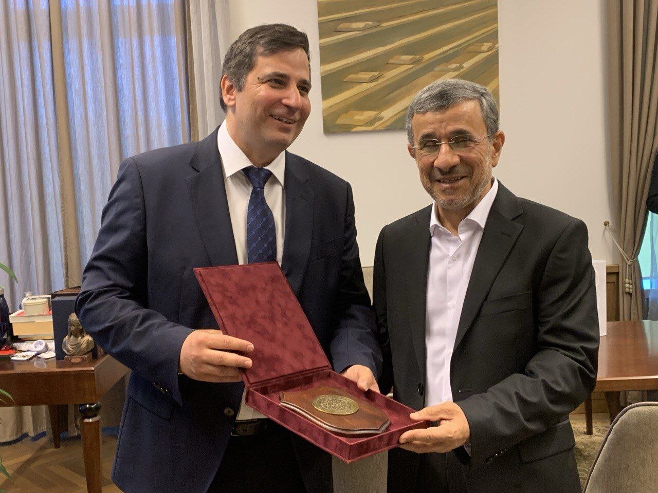 تصاویری از هدیه محمود احمدی نژاد به رئیس دانشگاه مجارستان