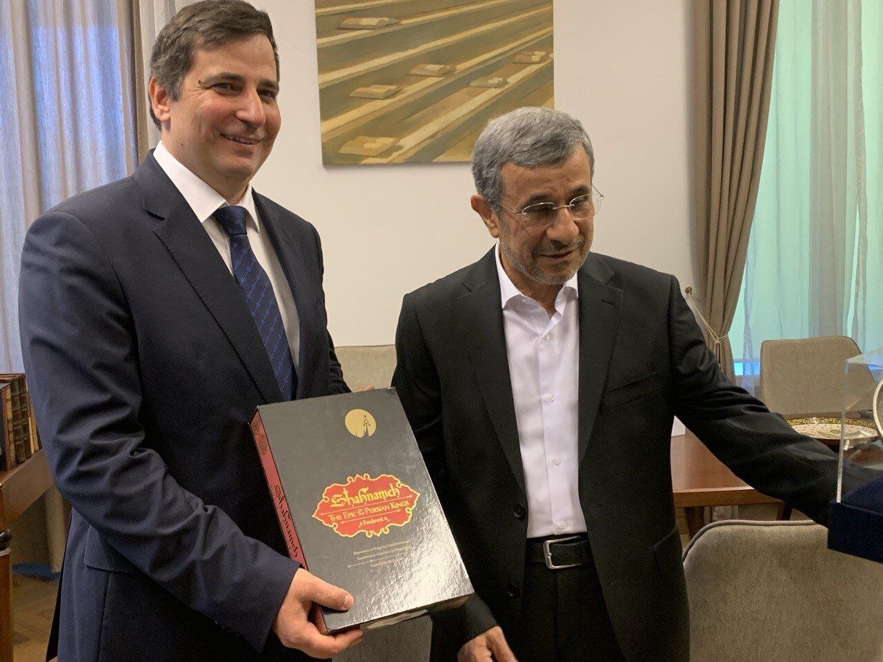 تصاویری از هدیه محمود احمدی نژاد به رئیس دانشگاه مجارستان