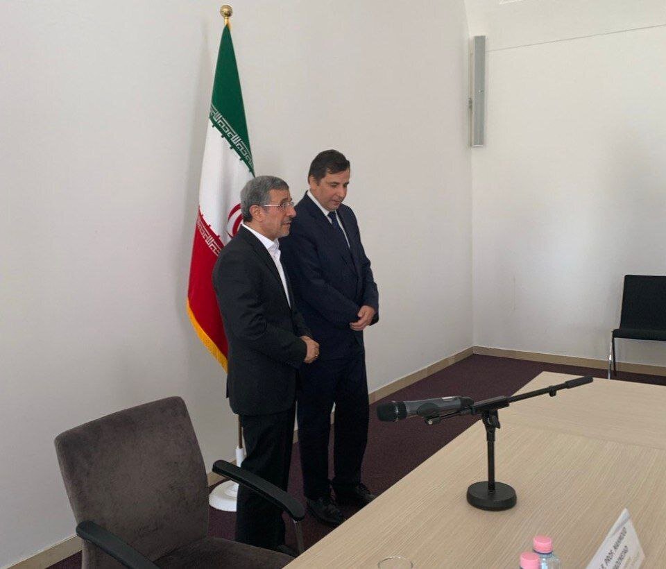 تصاویری از هدیه محمود احمدی نژاد به رئیس دانشگاه مجارستان