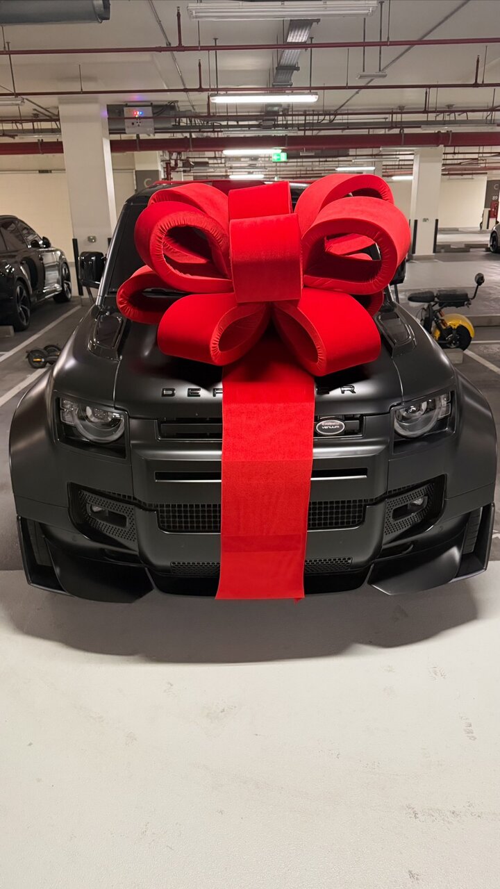 پز بیموقع آقای بازیگر | چرا هدیه گلزار به همسرش با انتقاد همراه شد؟