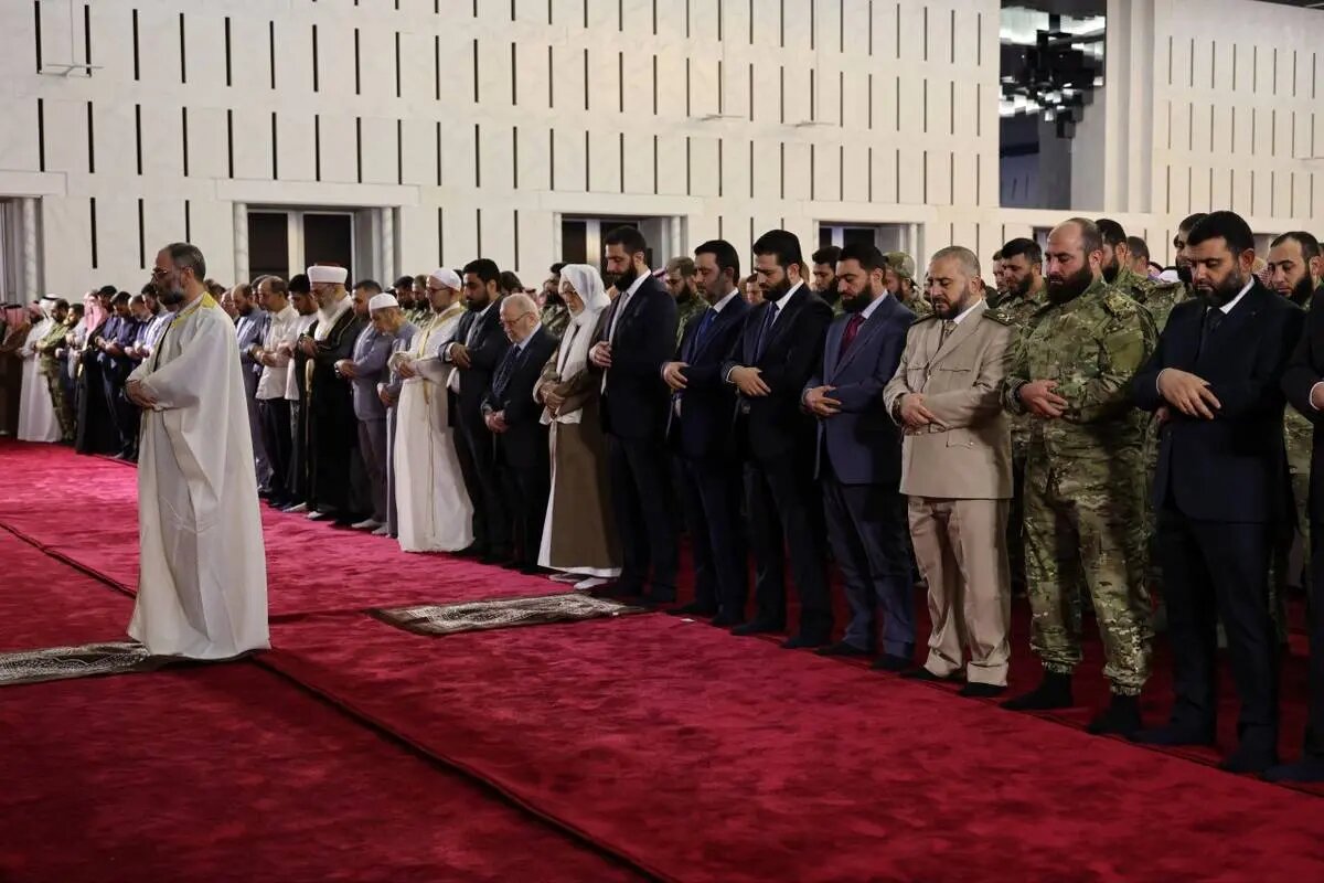 تصاویری از نماز عید قربان جولانی که در کاخ الشعب اقامه کرد | تصاویر