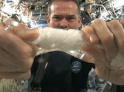 با چلاندن یک پارچه خیس در فضا چه اتفاقی می‌افتد؟ | ویدئو