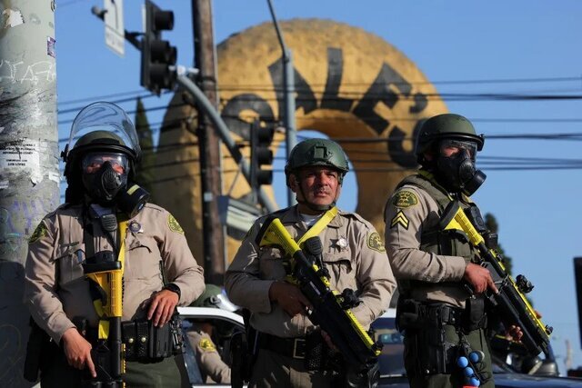 دستور ترامپ؛ ۲ هزار نیروی گارد ملی برای سرکوب راهی کالیفرنیا شدند+ تصاویر | ماجرای ناآرامی ها چیست؟ | شما بینظمی بیاورید، ما دستبند خواهیم آورد