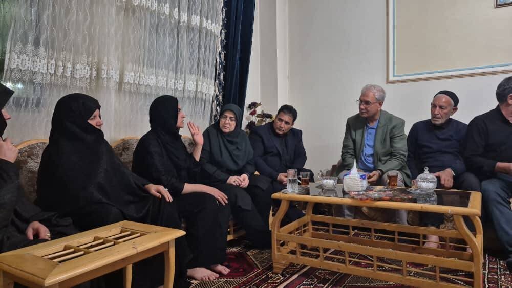 گریه های علی ربیعی و فاطمه مهاجرانی در منزل مرحومه الهه حسین نژاد | ویدئو