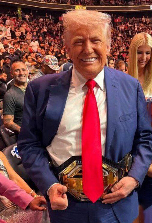 ترامپ با کمربند قهرمانی در سالن مسابقات UFC | عکس