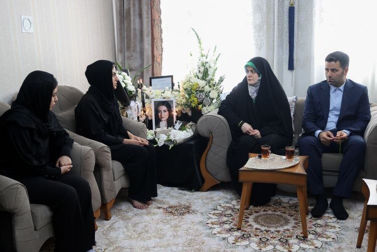 دیدار زهرا پزشکیان با خانواده مرحومه الهه حسیننژاد | عکس