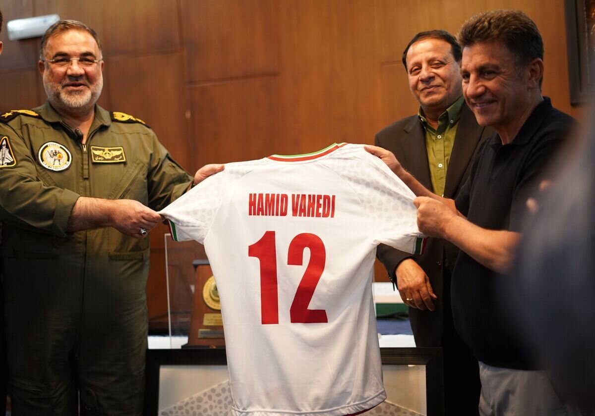 تصاویری از حضور یک فرمانده ارشد ارتش در تمرینات تیم ملی فوتبال ایران