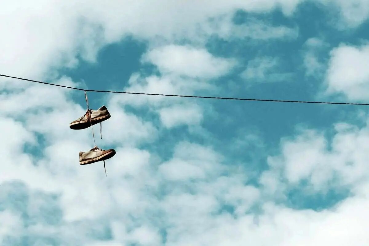 راز پنهان کفشهای آویزان از سیمهای برق چیست؟