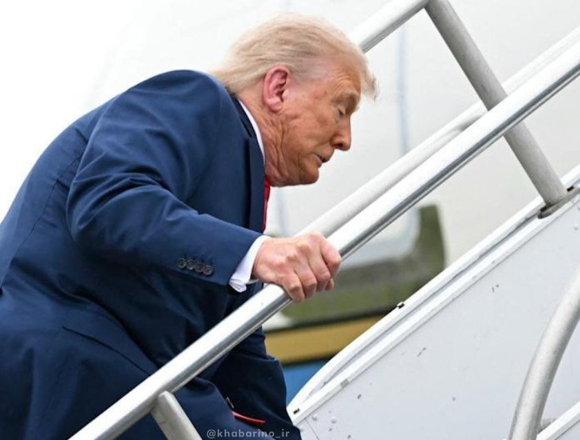 قیافه ترامپ به هنگام سقوط از پله هواپیما + عکس