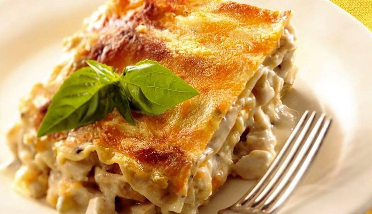 طرز تهیه لازانیای مرغ و ریحان با قارچ و سس بشامل