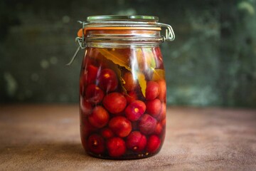 بهترین ظرف برای نگهداری ترشی؛ از شیشه تا سفال، کدام گزینه سالم‌تر است؟