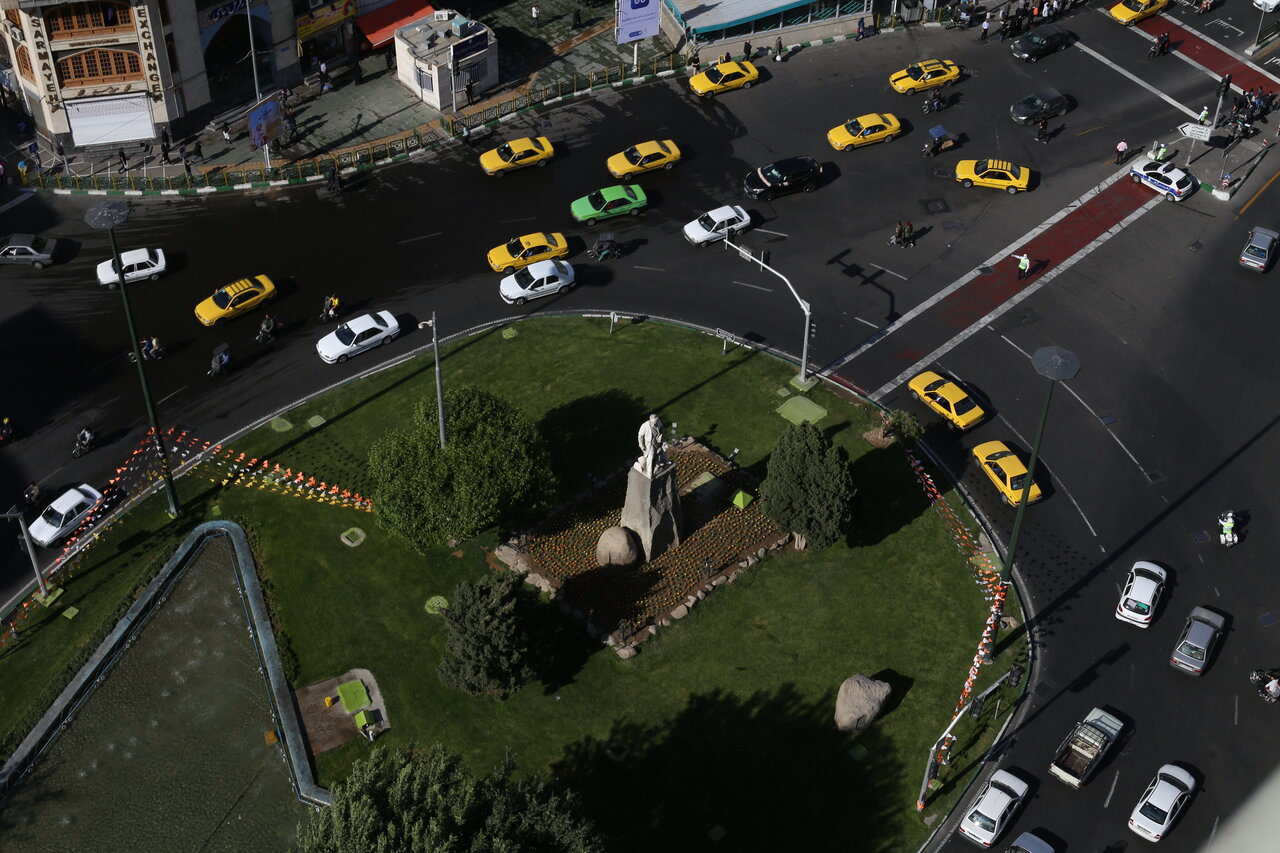 تندیس فردوسی چطور از ریزش ساختمان های اطراف در امان می ماند؟ | منابع مالی برای حفاظت از مجسمه های شهری کافی نیست