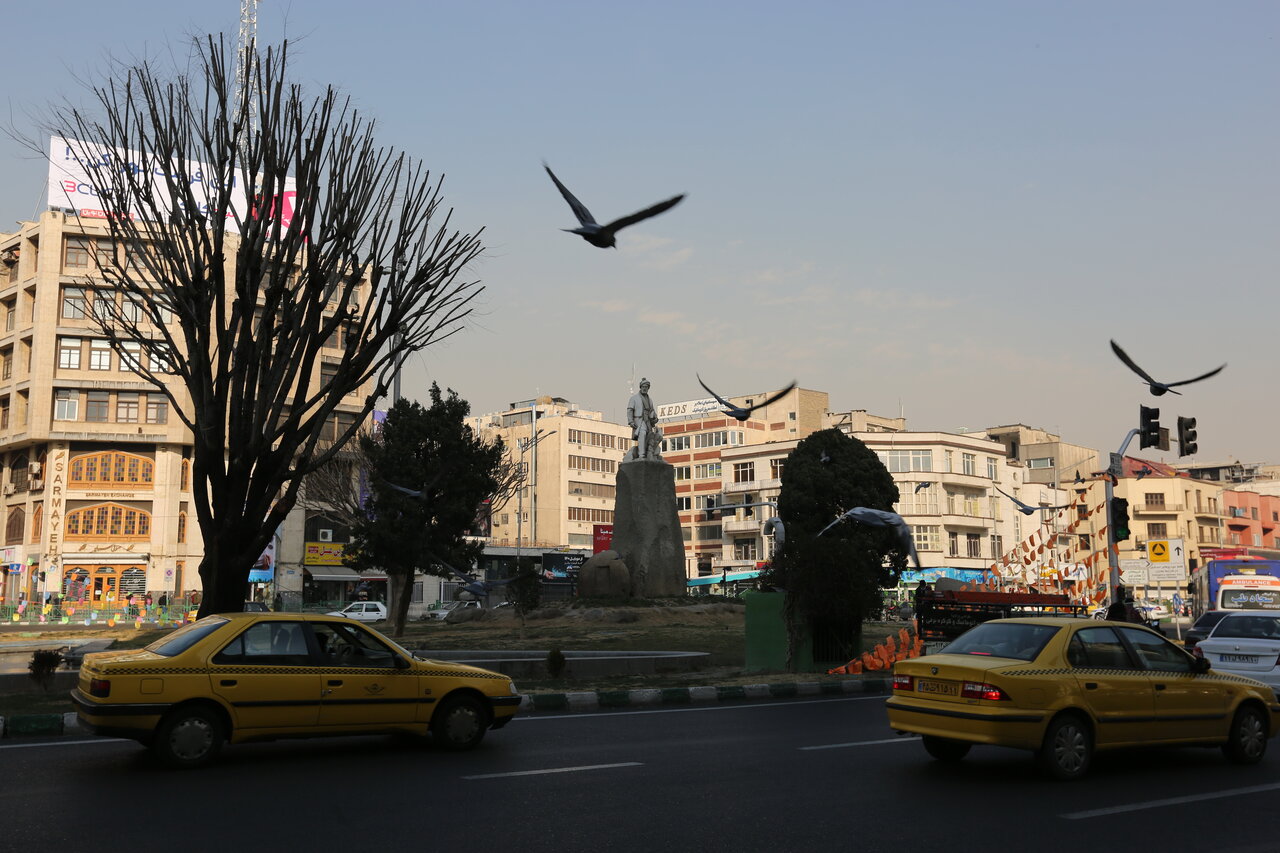 رازهای ناگفته مجسمه شاعر نامدار در میدان تهران!