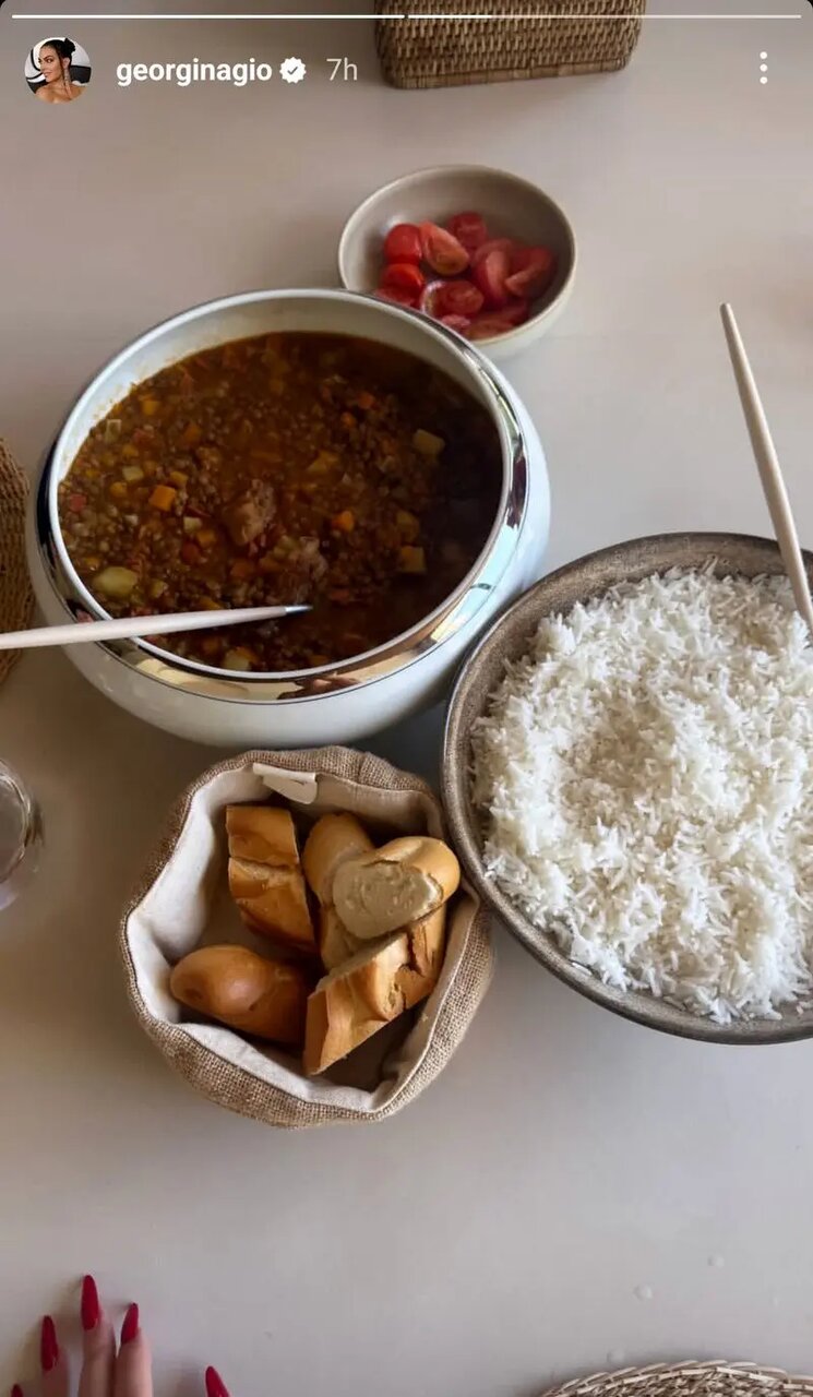 همسر رونالدو در حال خوردن پلو خورشت ایرانی | عکس