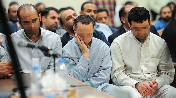 تنها عکس منتشر شده از ۹ عضو گروه داعش در دادگاه