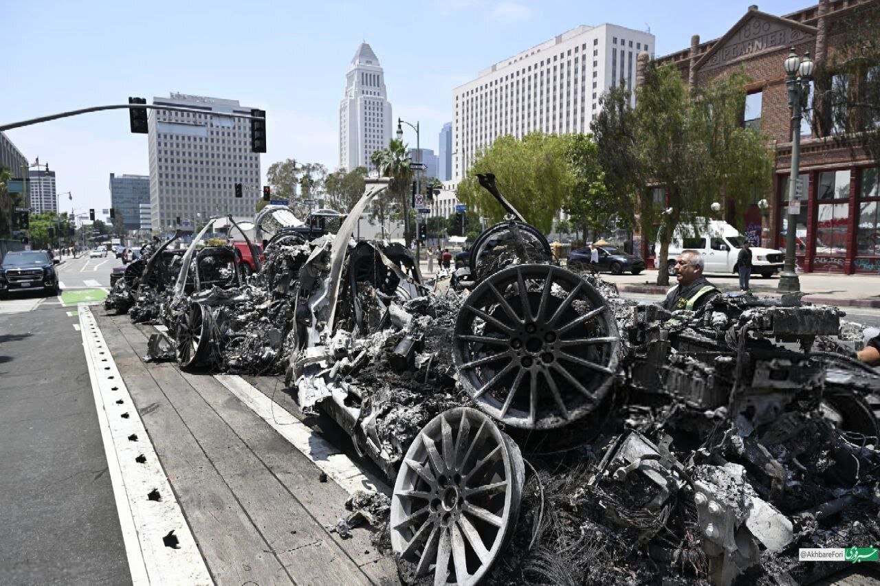 پاکسازی خیابان‌های لس‌آنجلس از خودروهای سوخته پلیس | تصاویر