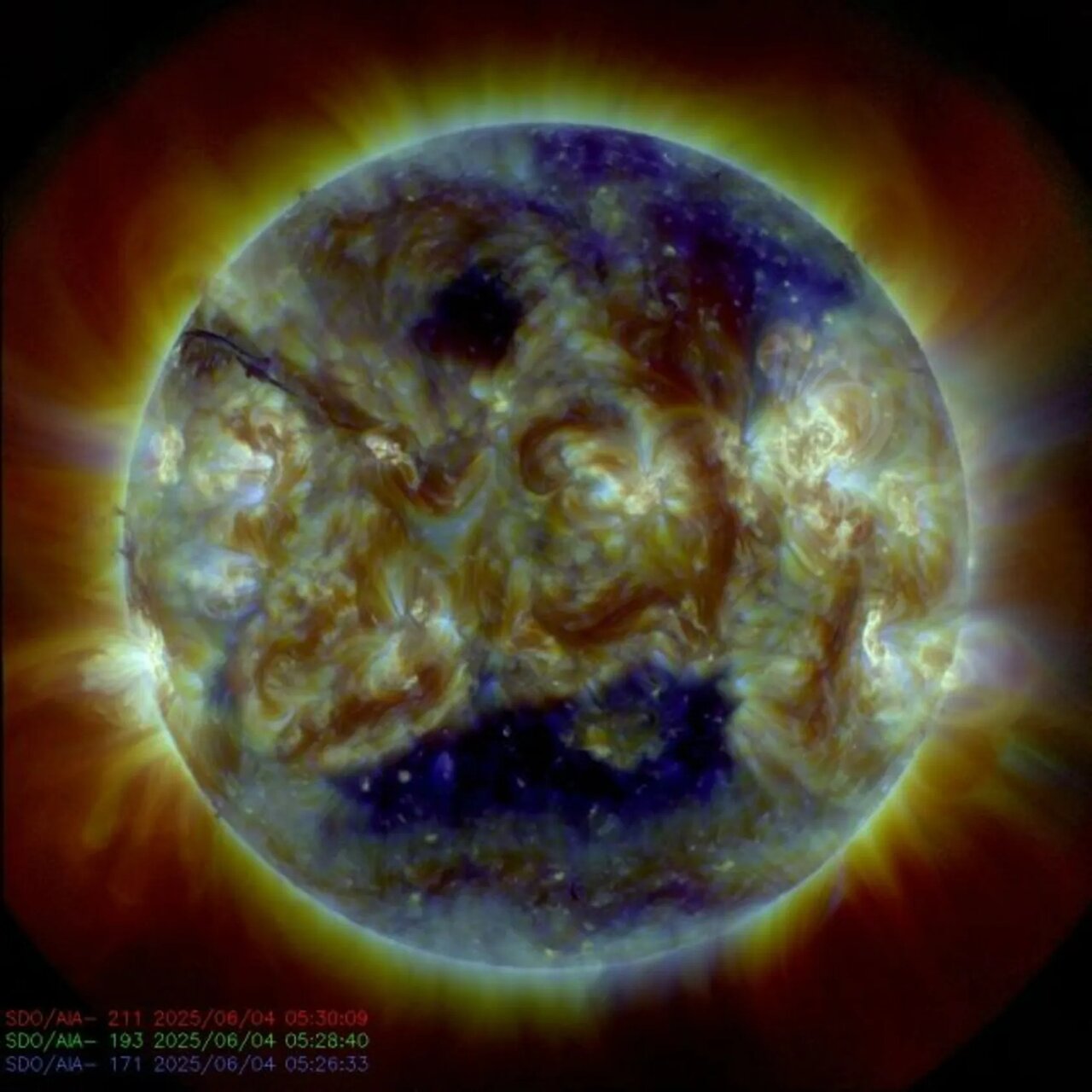 حفرههای تاج خورشیدی چهره ستارهمان را نگران کردهاند | خورشید دهان باز کرده است! | عکس