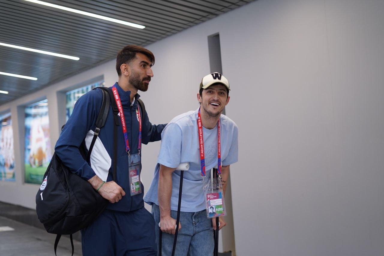 تصویری از سردار آزمون با دو عصا زیر بغل