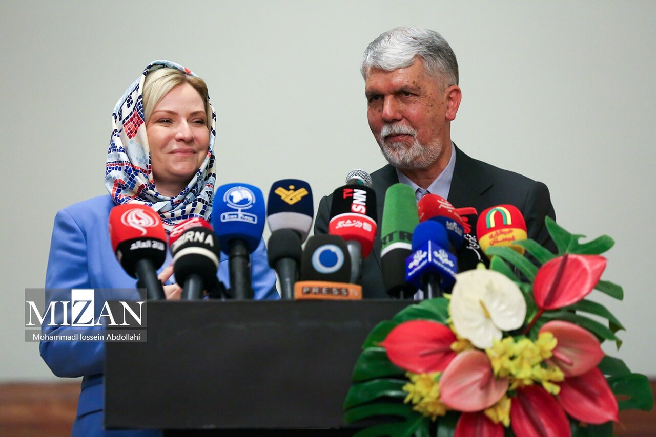 پوشش و استایل فرستاده زن روسی در تالار وحدت | تصاویر