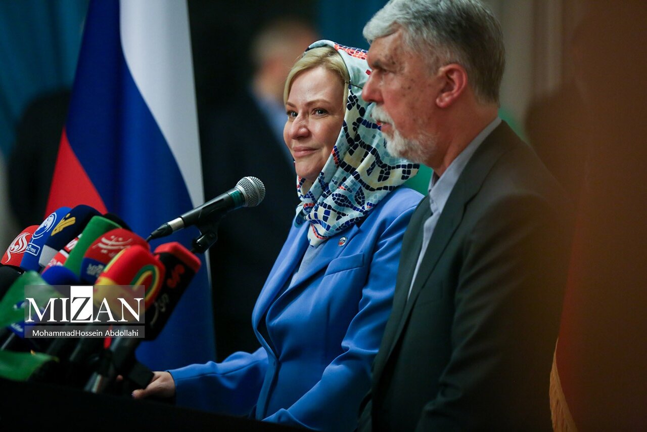 پوشش و استایل فرستاده زن روسی در تالار وحدت | تصاویر