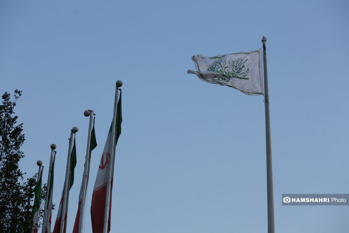 اهتزاز بزرگترین پرچم علوی بر فراز تهران