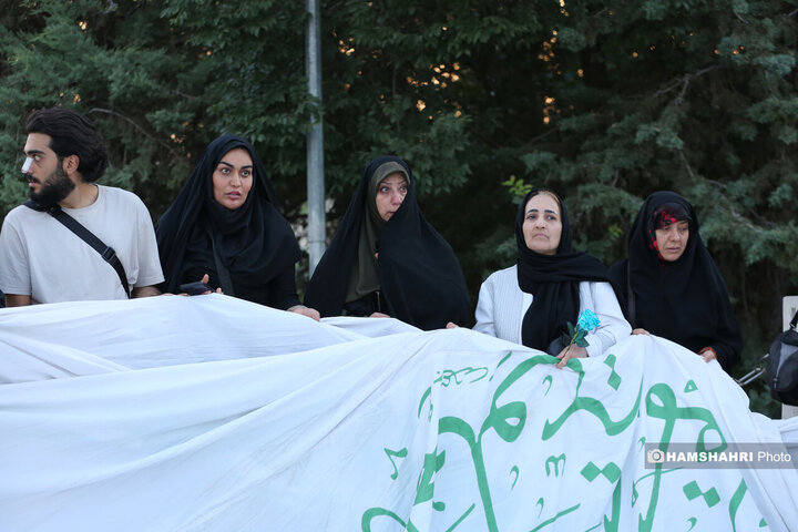 اهتزاز بزرگترین پرچم علوی بر فراز تهران