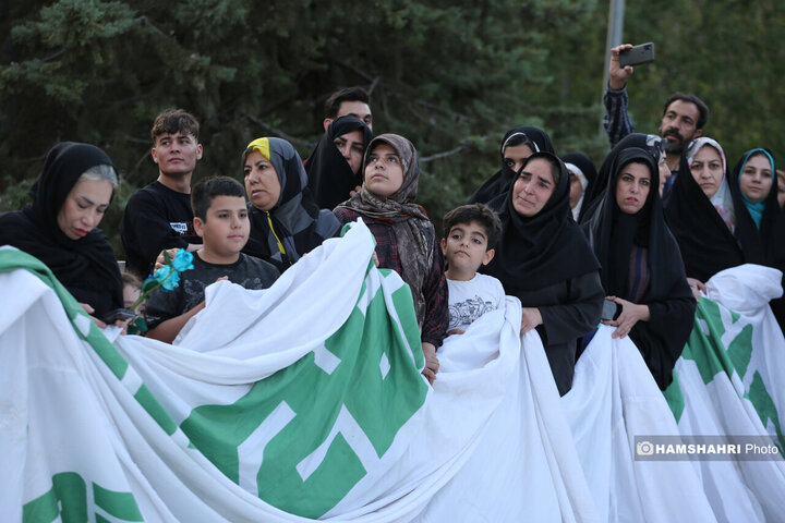اهتزاز بزرگترین پرچم علوی بر فراز تهران