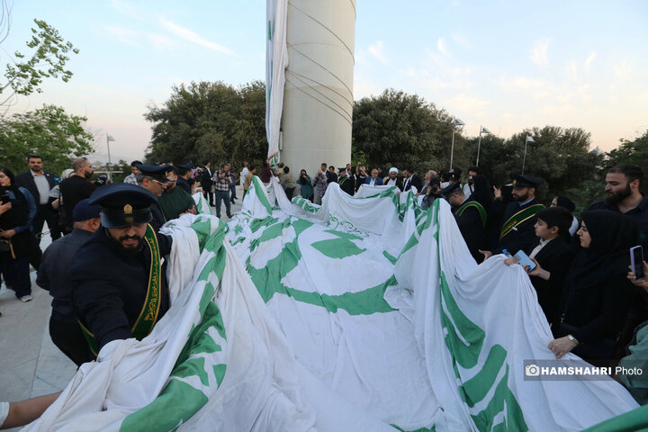 اهتزاز بزرگترین پرچم علوی بر فراز تهران
