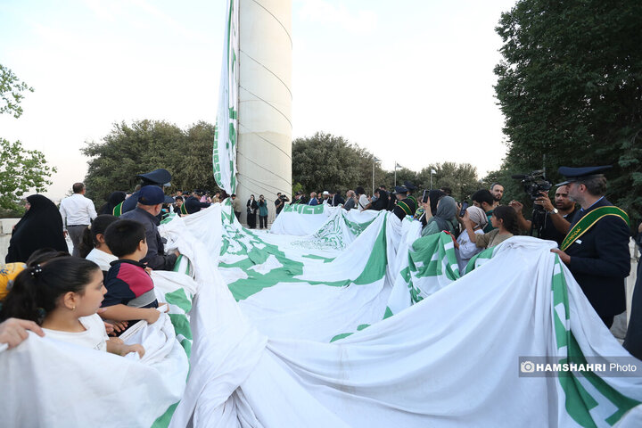 اهتزاز بزرگترین پرچم علوی بر فراز تهران