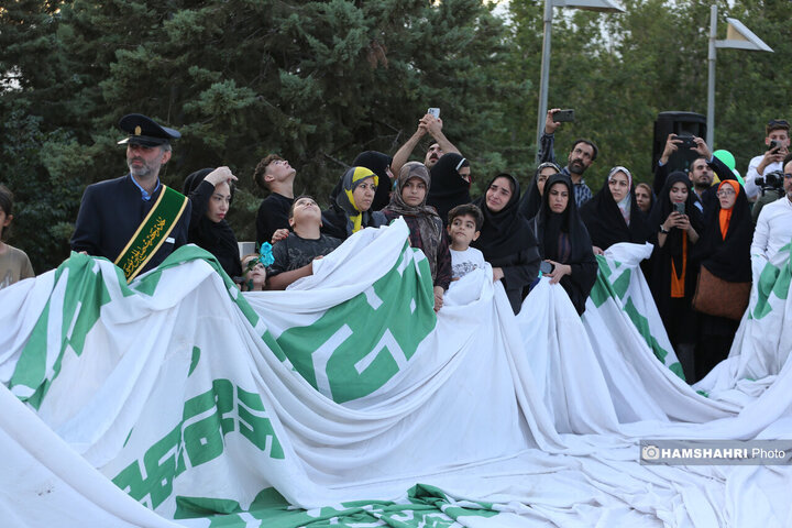 اهتزاز بزرگترین پرچم علوی بر فراز تهران