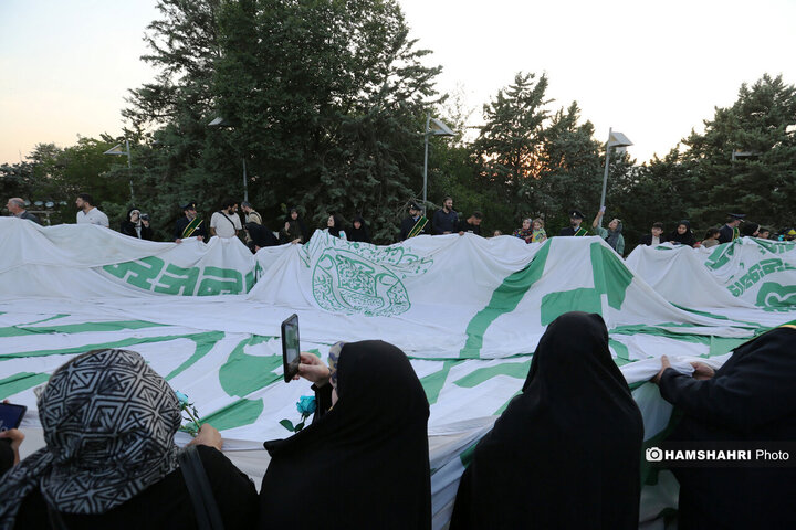 اهتزاز بزرگترین پرچم علوی بر فراز تهران