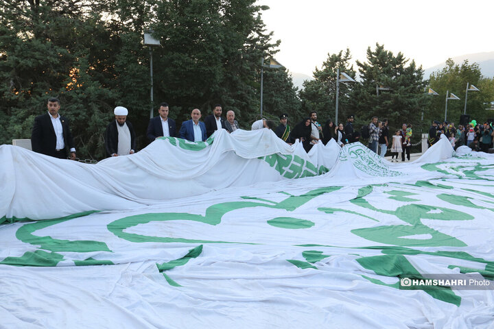 اهتزاز بزرگترین پرچم علوی بر فراز تهران